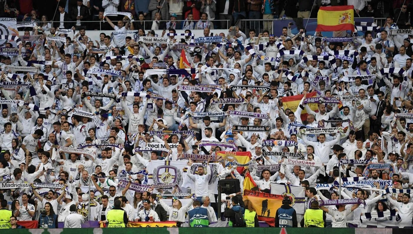 Afición del Real Madrid animando apasionadamente